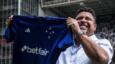 Camisas do Cruzeiro autografadas por Ronaldo serão leiloadas e renda será destinada para projeto Esporte Futuro