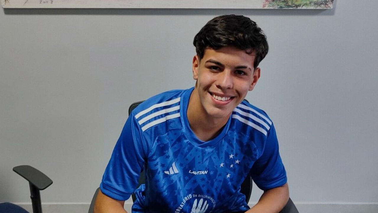 Promessa de 14 anos, Lucas Miró assina primeiro contrato de formação com o Cruzeiro
